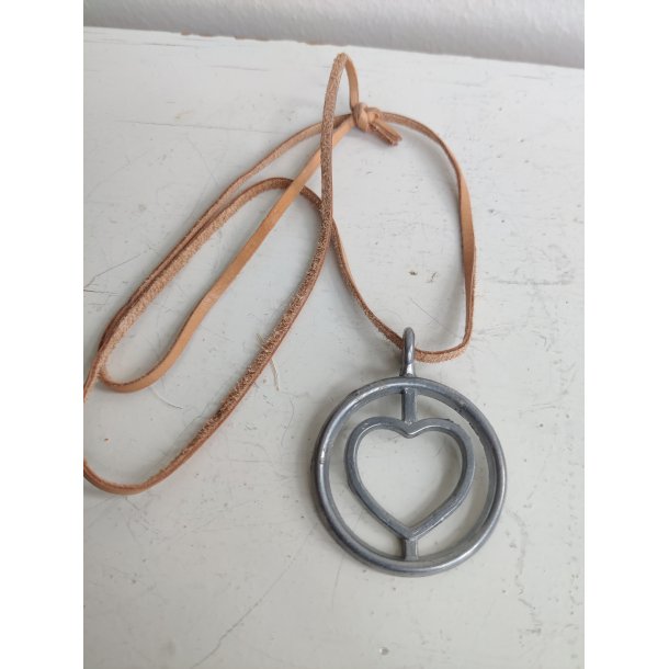 Vintage hjerte vedh�ng i tin, l�dersnor