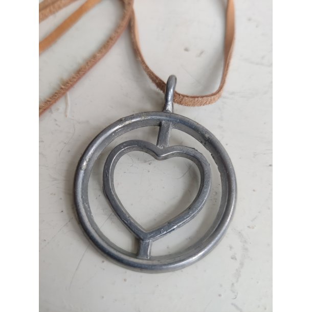 Vintage hjerte vedh�ng i tin, l�dersnor