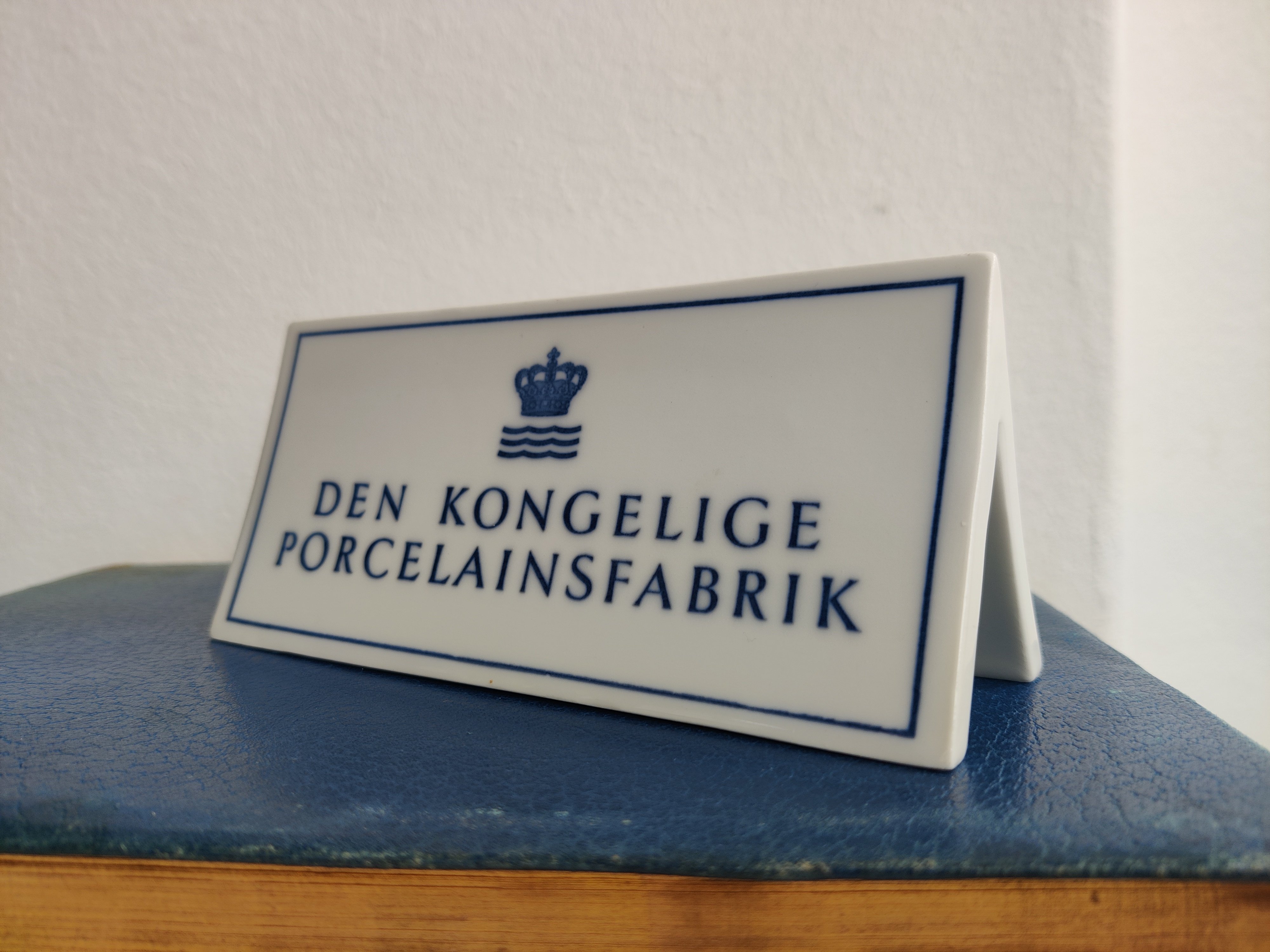 Gammelt forhandlerskilt Den Kongelige Porcelainsfabrik, Royal Copenhagen