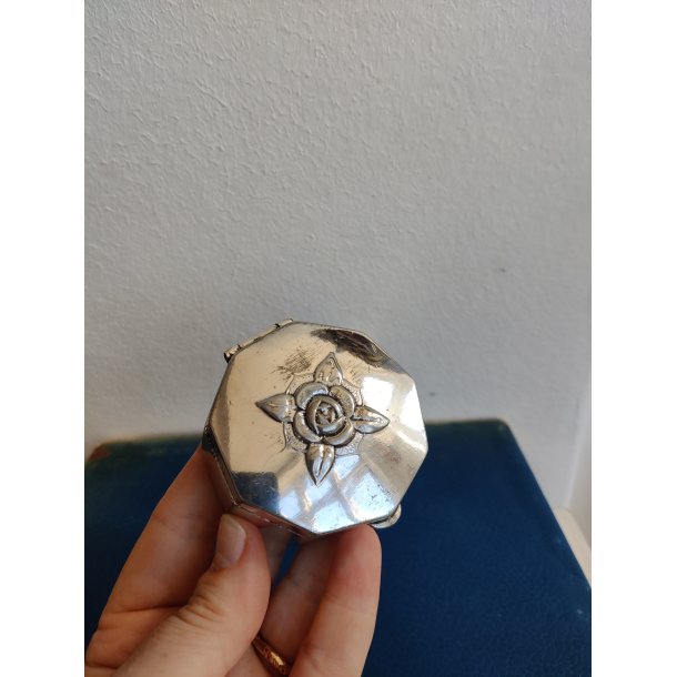 Sekskantet s�lv�ske med rose (tot�rnet)