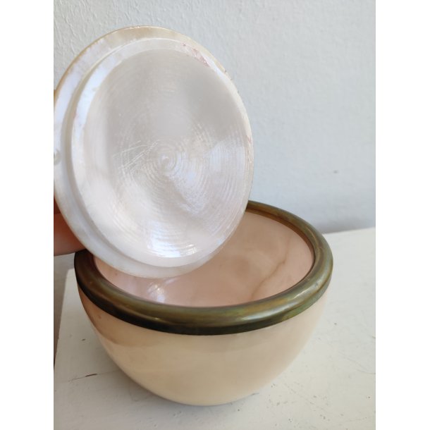 Alabast l�gkrukke med messingkant, 1930erne