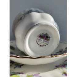 February m�nedskop med violer fra Royal Albert, ca. 1970