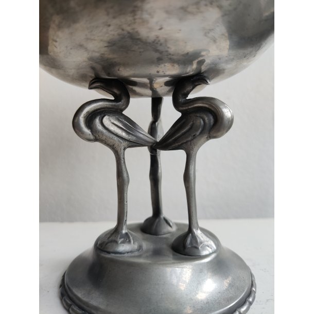 Tinopsats med tre flamingoer