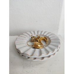 To hvide, rillede sm� sk�le