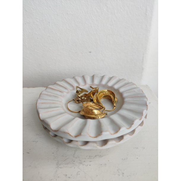 To hvide, rillede sm� sk�le