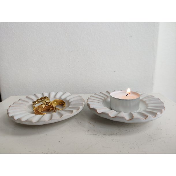 To hvide, rillede sm� sk�le