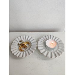 To hvide, rillede sm� sk�le