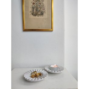 To hvide, rillede sm� sk�le