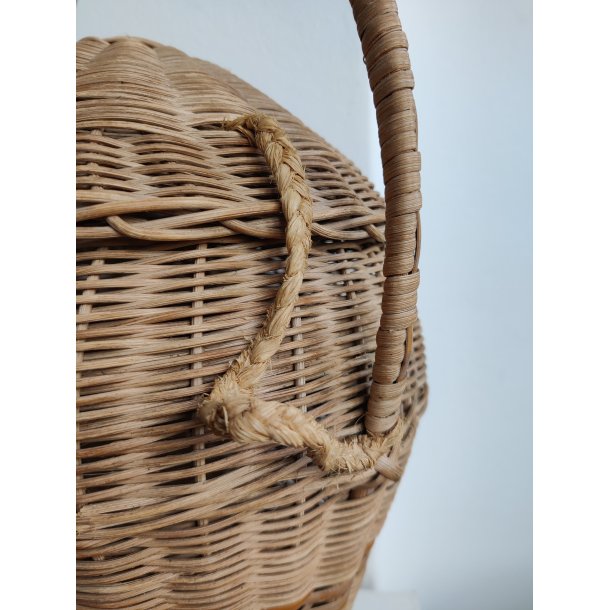Flettet strikkekurv med l�g