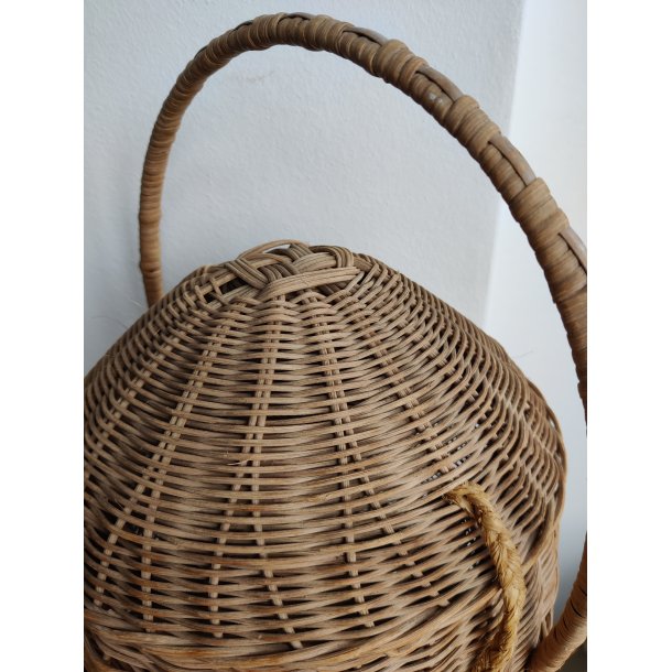 Flettet strikkekurv med l�g