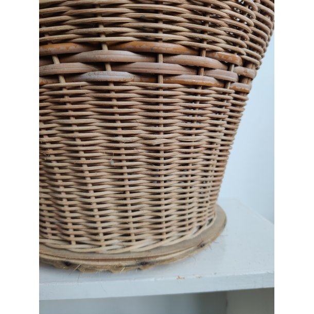 Flettet strikkekurv med l�g