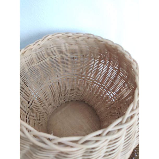 Flettet strikkekurv med l�g