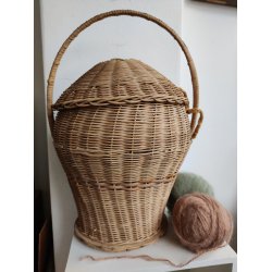 Flettet strikkekurv med l�g