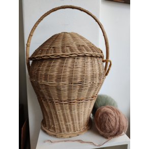 Flettet strikkekurv med l�g