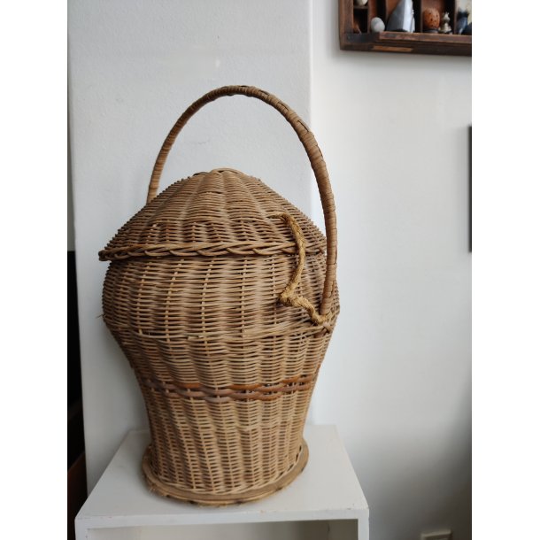 Flettet strikkekurv med l�g