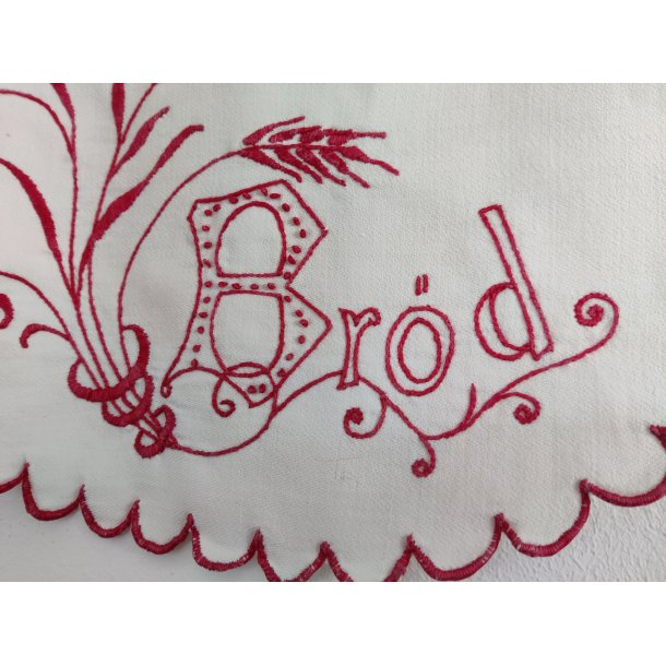 Gammel broderet serviet til br�dkurv