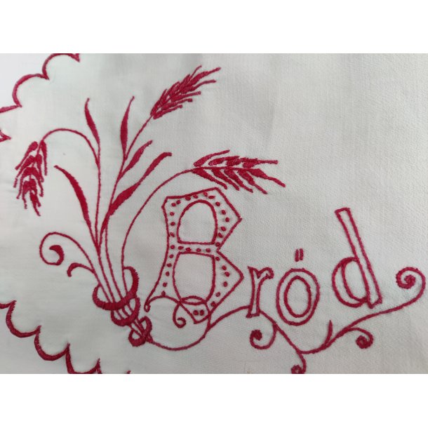 Gammel broderet serviet til br�dkurv