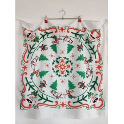 Juledug fra 1950'erne med nisser og grise i galop