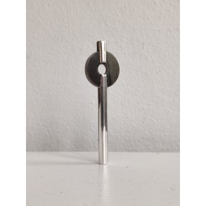 Skulpturel broche af s�lv og horn