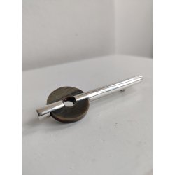Skulpturel broche af s�lv og horn