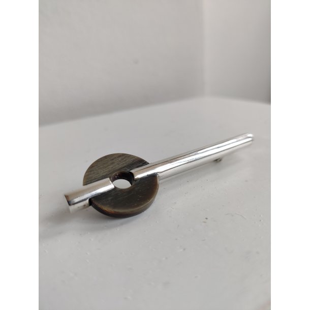 Skulpturel broche af s�lv og horn
