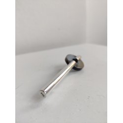 Skulpturel broche af s�lv og horn