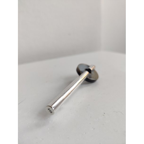 Skulpturel broche af s�lv og horn