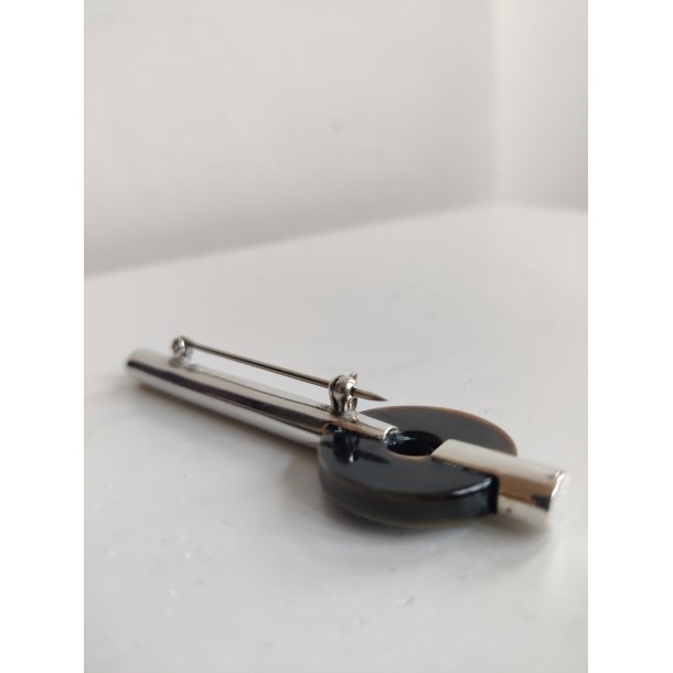 Skulpturel broche af s�lv og horn
