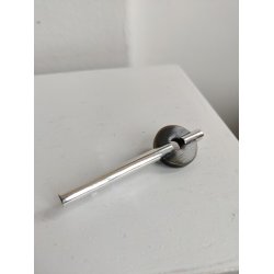 Skulpturel broche af s�lv og horn