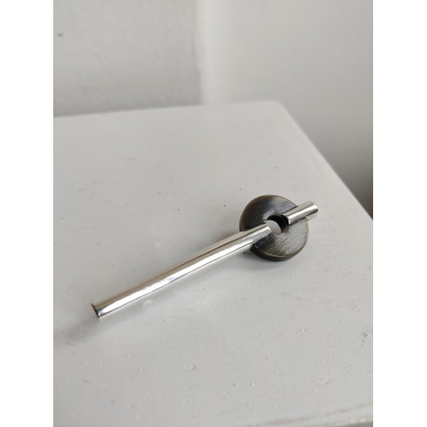 Skulpturel broche af s�lv og horn