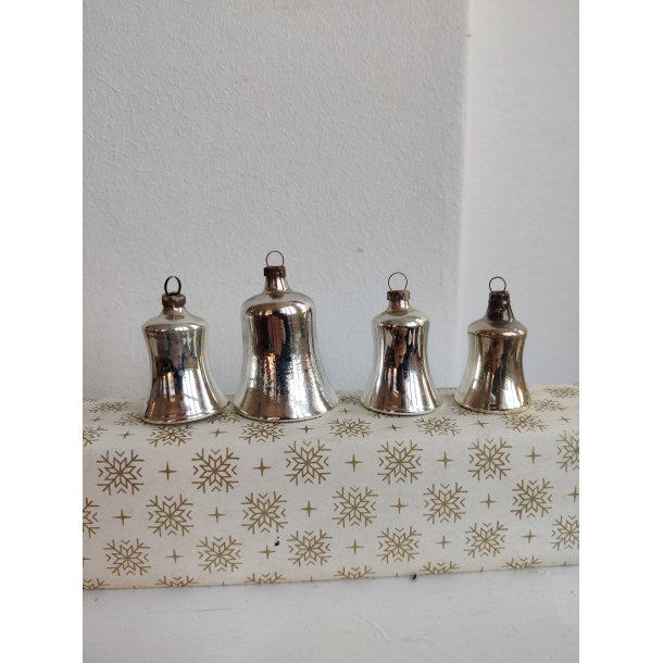 4 gamle s�lvklokker til juletr�et