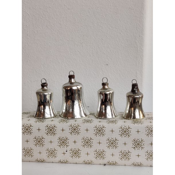 4 gamle s�lvklokker til juletr�et