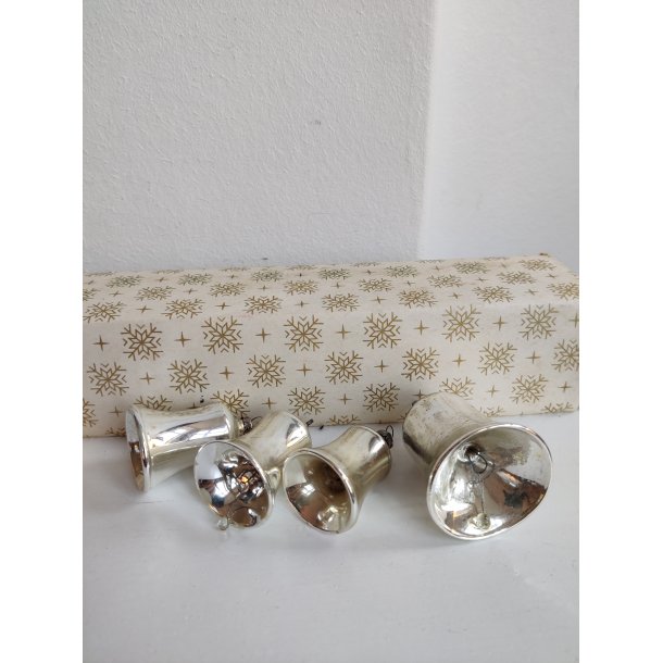 4 gamle s�lvklokker til juletr�et