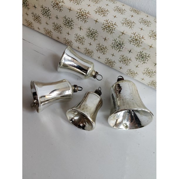 4 gamle s�lvklokker til juletr�et