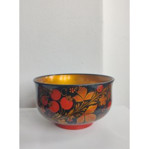 Lakeret sk�l med blade og b�r, russisk