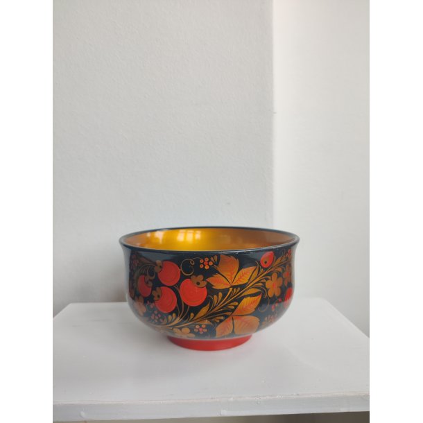 Lakeret sk�l med blade og b�r, russisk