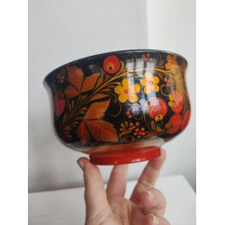 Lakeret sk�l med blade og b�r, russisk