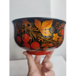 Lakeret sk�l med blade og b�r, russisk