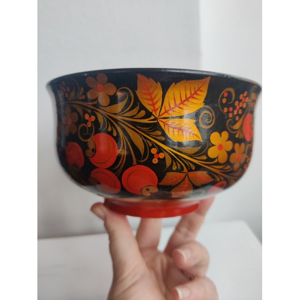 Lakeret sk�l med blade og b�r, russisk