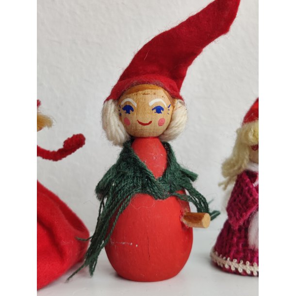 Forskellige gamle nissepiger, 4 stk