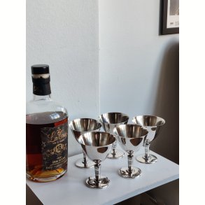 5 fors�lvede glas til portvin, rom el. lign.