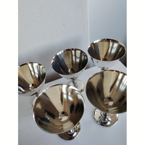 5 fors�lvede glas til portvin, rom el. lign.