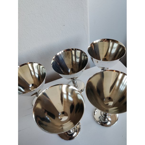 5 fors�lvede glas til portvin, rom el. lign.