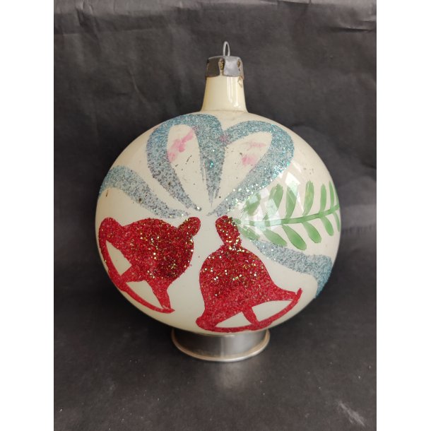 Hvid med r�de klokker. Stor h�ndmalet vintage julekugle