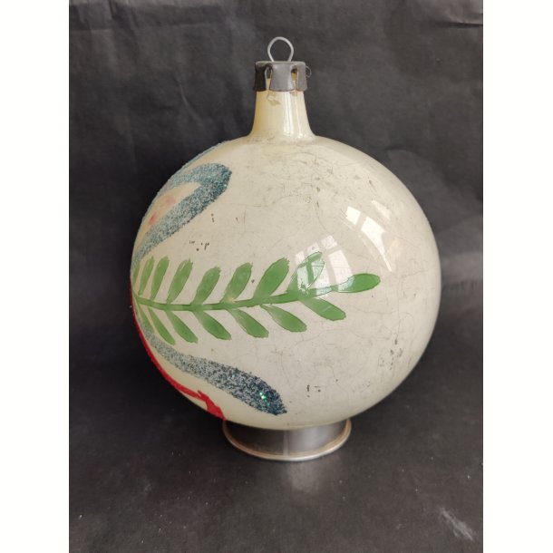 Hvid med r�de klokker. Stor h�ndmalet vintage julekugle