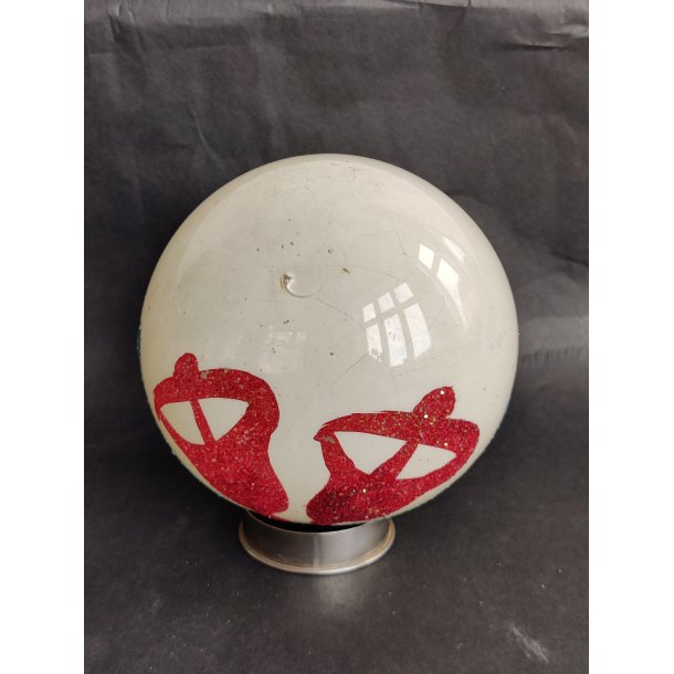 Hvid med r�de klokker. Stor h�ndmalet vintage julekugle