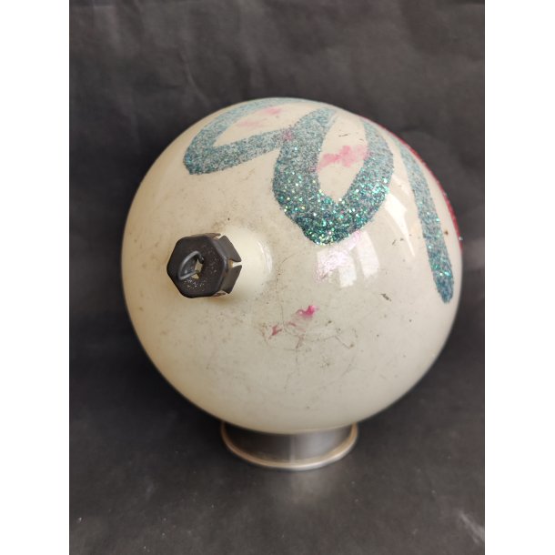 Hvid med r�de klokker. Stor h�ndmalet vintage julekugle