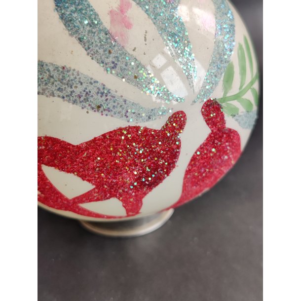 Hvid med r�de klokker. Stor h�ndmalet vintage julekugle