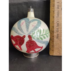 Hvid med r�de klokker. Stor h�ndmalet vintage julekugle