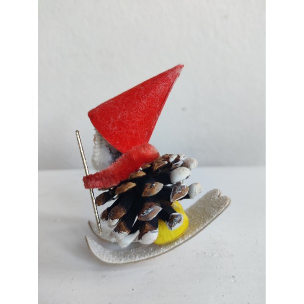 Japansk vintage ski-nisse med r�d hue